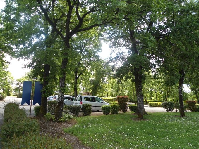 Un parking ombragé et gratuit 
